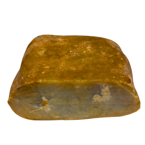 Pietra Yellow Jade levigata, con sfumature giallo pastello, simbolo di serenità e chiarezza mentale.