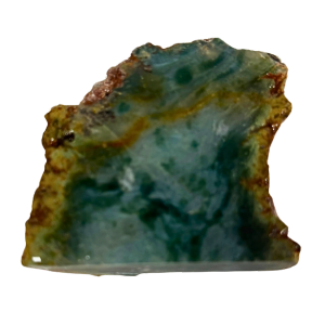 Pietra di giada verde scuro, liscia e lucida, usata in gioielli e ornamenti tradizionali.