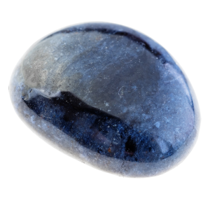 Dumortierite, pietra blu intenso con sfumature nere.