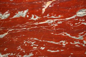 MARMO ROSSO DI FRANCIA, COLOR ROSSO CON VENATURE BIANCHE